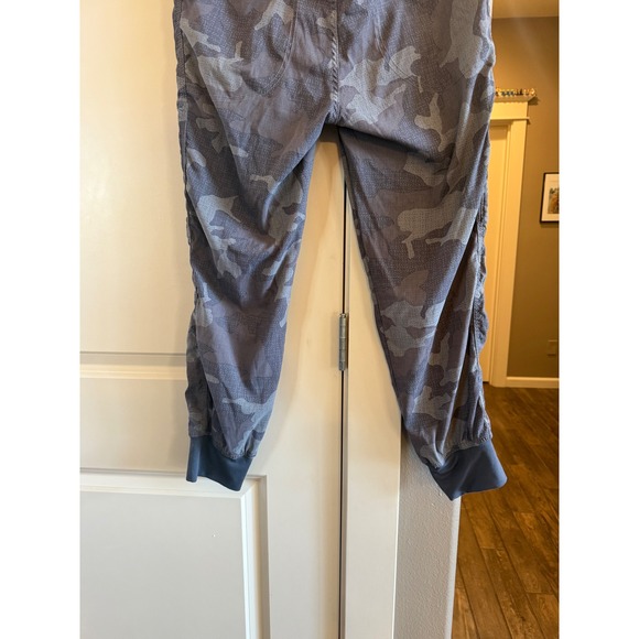 Women's Prana Gray Camo Patterned Joggers Cargo Pockets Tapered Size 10 - Picture 10 of 13